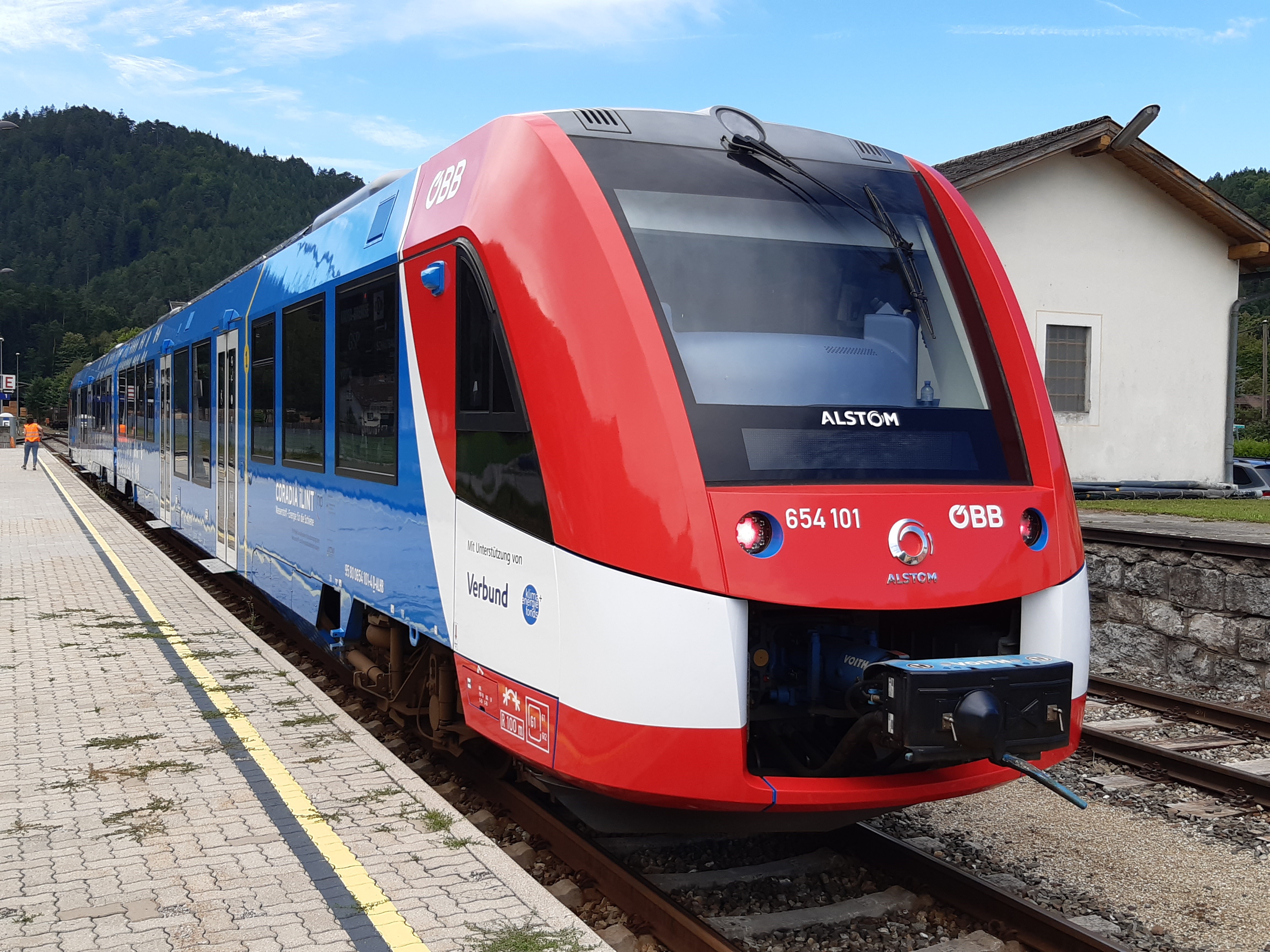 Cumminspowered hydrogen fuel cell trains heading further down the